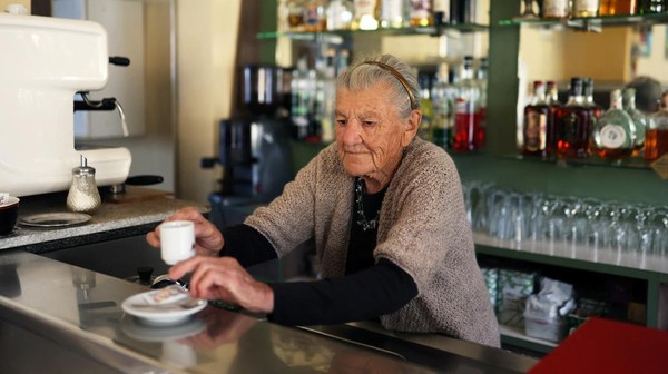 Sosok Barista Berusia 100 Tahun yang Masih Setia di Balik Meja Bar