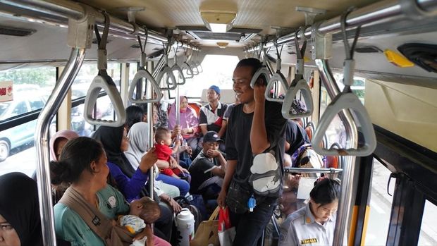 Suasana Haru Warga Eks Menteng Pulo Pindah ke Rusun Layak Huni Pemprov DKI Suasana Haru Warga Eks Menteng Pulo Pindah ke Rusun Layak Huni Pemprov DKI