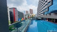 View kolam renang hotel nih. Estetik sekali berenang sembari melihat gedung-gedung tinggi di Kuala Lumpur.