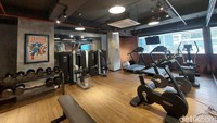 Hotel ini juga memiliki ruang gym. Walau tak besar, namun peralatannya cukup lengkap kok.