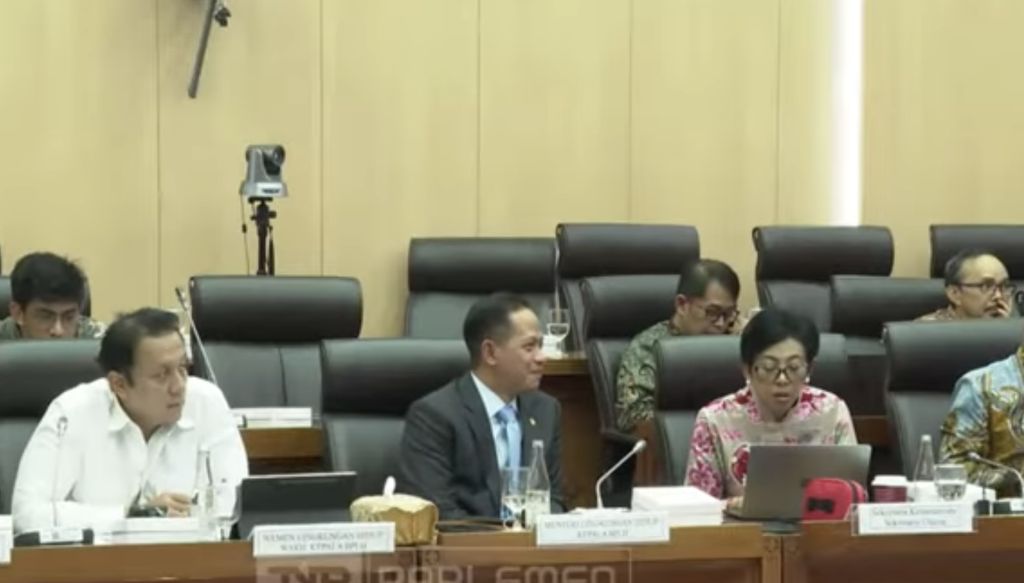 Suasana saat Menteri Lingkungan Hidup, Hanif Faisol Nurofiq Raker dengan Komisi XII DPR RI, Kamis (4/12/2025), (YouTube/DPR RI)