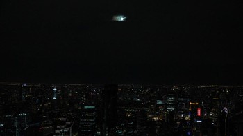 Meski tidak tampil sepenuhnya jelas karena kondisi cuaca, cahaya Bulan Dingin tetap mencuri perhatian dan menghadirkan panorama malam yang berbeda. Fenomena supermoon ini menutup rangkaian kemunculan bulan terbesar dan tercerah sepanjang 2025.REUTERS/Athit Perawongmetha