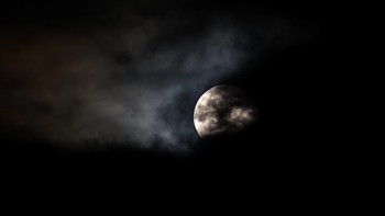 Meski kota Bangkok, Kamis (4/12/2025), diselimuti awan tebal sejak sore hari, pesona bulan penuh berukuran besar itu tetap berhasil memecah langit yang muram dan memukau warga yang sempat menengadah. REUTERS/Athit Perawongmetha