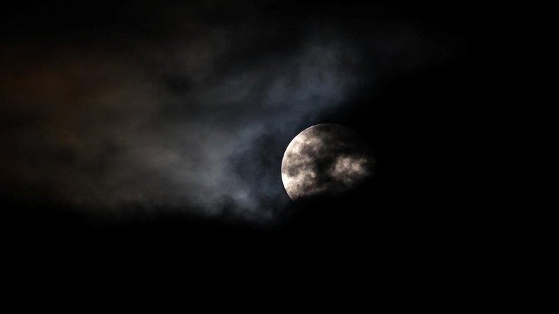 Supermoon terakhir tahun 2025, yang dikenal sebagai Cold Moon atau Bulan Dingin, menghiasi langit Bangkok pada Kamis (4/12) malam. Meski kota tersebut diselimuti awan tebal sejak sore hari, pesona bulan penuh berukuran besar itu tetap berhasil memecah langit yang muram dan memukau warga yang sempat menengadah. REUTERS/Athit Perawongmetha