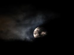 Supermoon Terakhir 2025 Tetap Memukau di Langit Berawan Bangkok