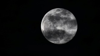 Supermoon Terakhir 2025 Tetap Memukau di Langit Berawan Bangkok