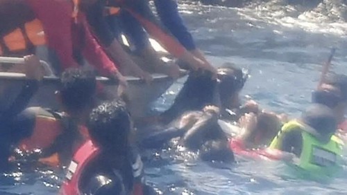 Tim gabungan mengangkat jasad Ruslin, pemancing yang hilang akibat perahu boat tenggelam dihantam ombak tinggi di Perairan So Moa, Desa Dumu, Kecamatan Langgudu, Kabupaten Bima, Kamis, (4/12/2025) siang. (Foto: Dok. tim SAR Bima)