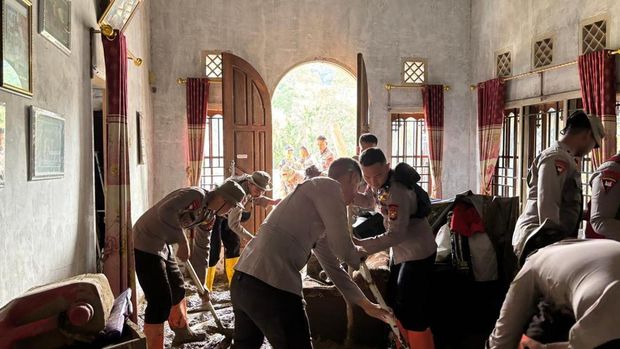 Tim Polda Sumbar distribusikan air bersih ke warga terdampak banjir di Agam Sumbar. (Dok. ist) Tim Polda Sumbar distribusikan air bersih ke warga terdampak banjir di Agam Sumbar. (Dok. ist)