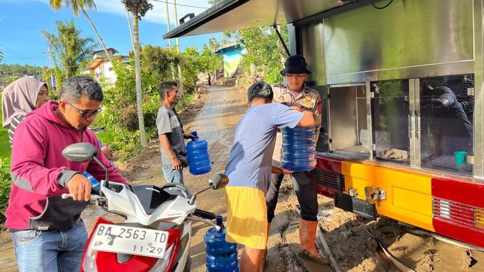 Polri Salurkan Air Bersih dan Bersihkan Lumpur Sisa Banjir di Agam Sumbar