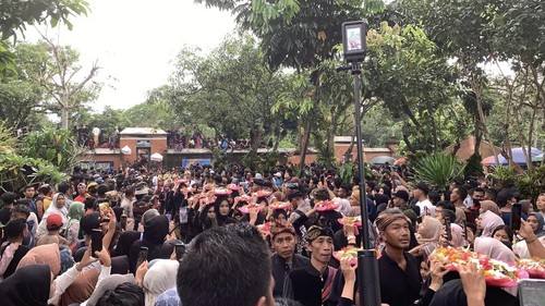 Tradisi Perang Topat di Pura Lingsar, Lombok Barat, NTB, Kamis (4/12/2025). (M Zahiruddin/detikBali)
