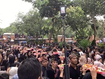 Ribuan Penonton Padati Tradisi Perang Topat di Pura Lingsar Lombok Barat