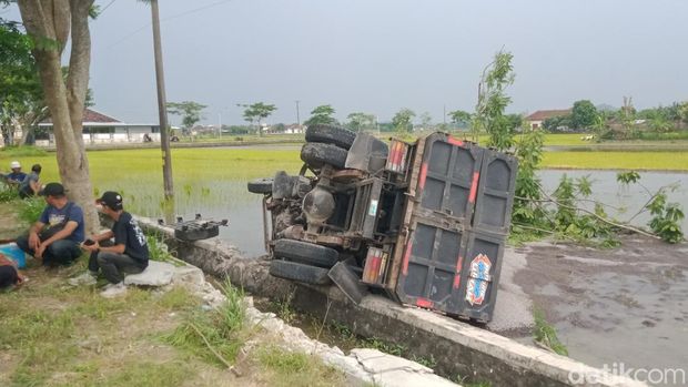 Truk muatan batu split masuk sawah di Desa Japanan, Kecamatan Cawas, Klaten, Kamis (4/12/2025). Truk muatan batu split masuk sawah di Desa Japanan, Kecamatan Cawas, Klaten, Kamis (4/12/2025).