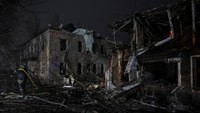 Tim penyelamat bekerja di lokasi gedung apartemen yang hancur akibat serangan udara Rusia di Sloviansk, Ukraina, Rabu (3/12/2025) waktu setempat. REUTERS/Anatolii Stepanov