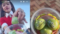 Pelawak yang mulai dikenal dari acara Lenong Bocah ini juga membagikan momennya mencoba mochi ikonik berkarakter alien hijau dari Toy Story. Ummi menikmati mochi tersebut dan mengatakan rasanya enak. Foto: Instagram/@ummi_quary