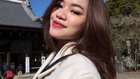 Tak hanya ke Disneyland dan Disneysea Tokyo, tapi Ummi juga keliling Jepang untuk liburan. Salah satu potret cantiknya dibagikan melalui unggahan Instagram story. Foto: Instagram/@ummi_quary