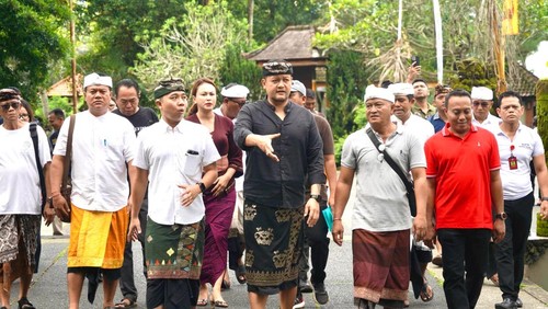 Wabup Badung, I Bagus Alit Sucipta (Gus Bota), mengecek Objek Wisata Sangeh Monkey Forest, Kamis (4/12/2025). Pengecekan dilakukan seusai musibah pohon tumbang hingga menewaskan satu tour guide.