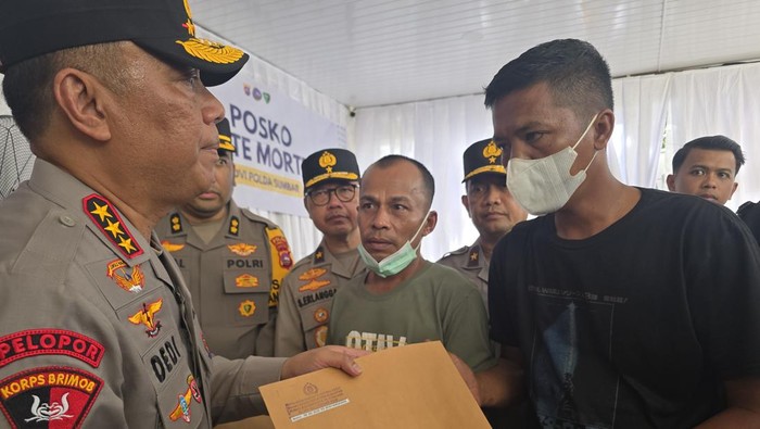 Wakapolri Temui Keluarga Korban Tewas Banjir Sumbar, Sampaikan Duka Cita