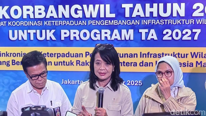 Pembersihan Jalan Tertutup Lumpur di Sumatera Rampung Sebelum Nataru