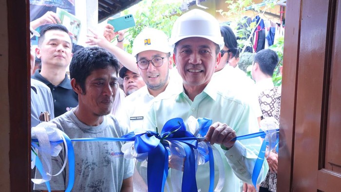 Walkot Palembang Serahkan Rumah Layak Huni untuk PHL Dinas PUPR