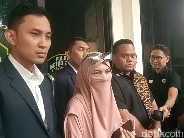 Wardatina Mawa, istri Insanul Fahmi, di Polda Metro Jaya, Kamis (4/12/2025).