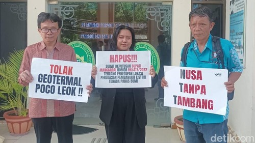 Warga mengawal gugatan terhadap Bupati Manggarai di PTUN, Kupang, Kamis (4/12/2025).