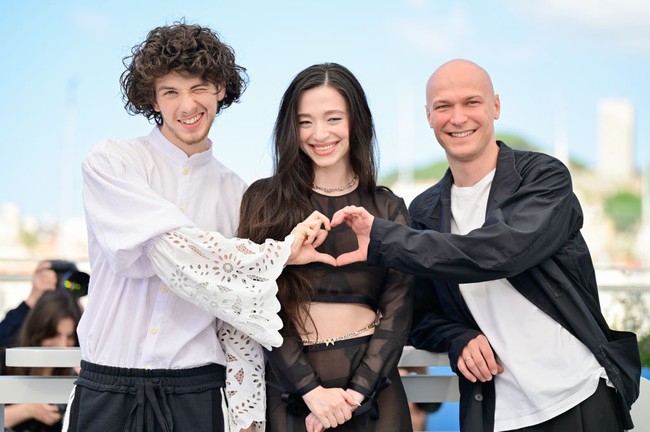 Kemenangannya sempat menuai perbincangan karena tema film yang kontroversial. Anora berkisah tentang Ani Mikeeva yang diperangkan Mikey, seorang penari striptis yang menikah secara impulsif dengan putra oligarki Rusia. Pernikahan tersebut kemudian berubah menjadi kekacauan. Foto: The Academy via Getty Images/John Shearer/97th Oscars