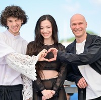 Kemenangannya sempat menuai perbincangan karena tema film yang kontroversial. Anora berkisah tentang Ani Mikeeva yang diperangkan Mikey, seorang penari striptis yang menikah secara impulsif dengan putra oligarki Rusia. Pernikahan tersebut kemudian berubah menjadi kekacauan. Foto: The Academy via Getty Images/John Shearer/97th Oscars