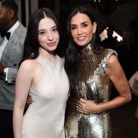 Meski sudah memenangkan beberapa penghargaan sebelum Oscar, sejumlah orang menyebut kemenangannya tidak layak dibanding nama besar lain yang dijagokan, seperti Demi Moore. Karakter Ani pun menuai kontroversi karena bekerja sebagai penari erotis. Dalam film tersebut, Mikey melakoni perannya secara maksimal, termasuk dengan menampilkan pole dancing. Foto: The Academy via Getty Images/John Shearer/97th Oscars