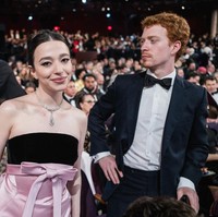 Bintang ‘Once Upon a Time in Hollywood’ ini memiliki saudara kembar bernama Miles Madison yang menemaninya saat menang Oscar. Foto: The Academy via Getty Images/John Shearer/97th Oscars