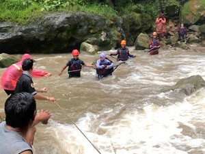 Ngeri! 5 Wisatawan Terjebak Arus Deras di Curug Seribu Bogor