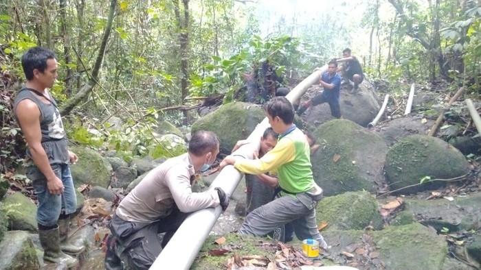 Pengabdian Panjang Aiptu Nur Cahyo di Pedalaman Kalteng, Perjuangkan Air Bersih