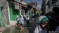 Sementara itu, sebagian rumah mulai dimasuki air hingga setinggi betis orang dewasa, membuat warga harus mengangkat barang-barang berharga ke tempat yang lebih tinggi.