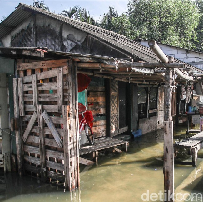 Air Laut Naik, Aktivitas Warga Marunda Tetap Berjalan di Tengah Rob