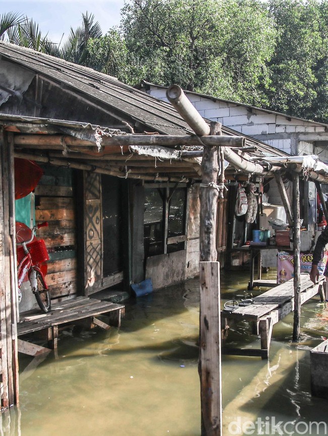 Air Laut Naik, Aktivitas Warga Marunda Tetap Berjalan di Tengah Rob