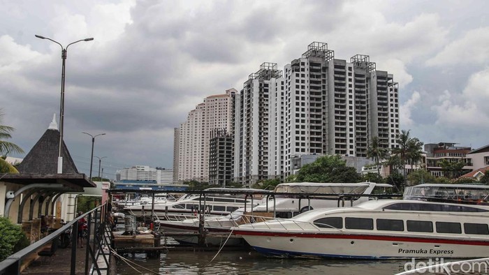 Setelah sempat terdampak banjir rob sehari sebelumnya, kawasan Taman Impian Jaya Ancol, Jakarta Utara, kini kembali menunjukkan kondisi yang stabil pada Jumat (5/12/2025). Area wisata yang kemarin tergenang, terutama di sekitar Marina, sudah dapat diakses kembali oleh pengunjung.
