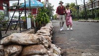 Di sejumlah titik dekat bibir pantai, tetap terlihat deretan karung pasir yang disusun sebagai penghalang sementara.
