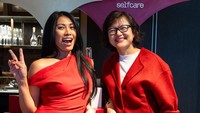 Selain Anggun, W3B Selfcare juga mendapuk Grace Tahir sebagai brand ambassador. Aku gak terlalu suka mencampur-campurin jadi brand ambassador, harus ada sesuatu yang masuk akal dalam kehidupanku sebagai perempuan, sebagai artis. Aku langsung oleh karena ini praktis, jadi kalau harus pakai skincare berlayer-layer, pakai ini udah cukup. Satu lagi yang penting ini produk Indonesia, pungkas Anggun. Foto: istimewa