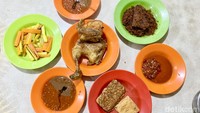 Ayam Goreng Bu Haji Punya Rasa yang Susah Ditiru, Sudah Ada 77 Tahun!
