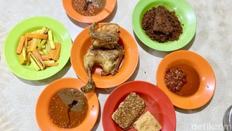 Ayam Goreng Bu Haji Punya Rasa yang Susah Ditiru, Sudah Ada 77 Tahun!