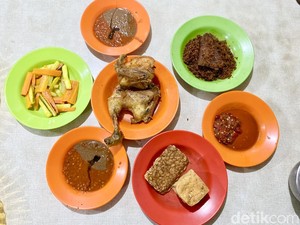 Ayam Goreng Bu Haji Punya Rasa yang Susah Ditiru, Sudah Ada 77 Tahun!