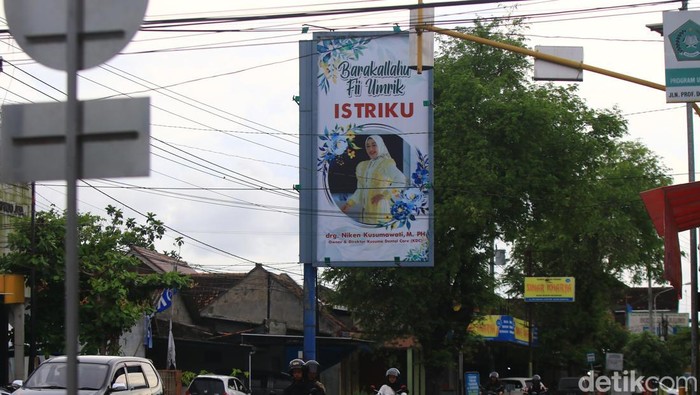So Sweet! Dosen UNY Nekat Pasang Baliho Jumbo demi Kasih Kejutan Ultah Istri