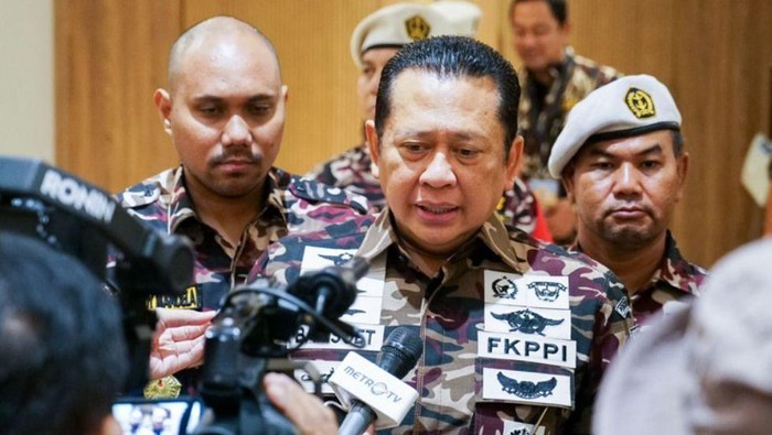 Bamsoet Serukan Elite Politik Tak Adu Opini, Fokus Salurkan Bantuan