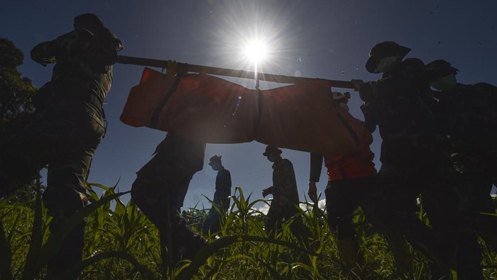 Prajurit Batalyon TP 897/Singgalang dan Brimob Polda Sumbar mengevakuasi korban meninggal akibat banjir bandang di Jorong Kayu Pasak Selatan, Nagari Salareh Aia, Palembayan, Agam, Sumatera Barat, Senin (1/12/2025). Data Badan Penanggulangan Bencana Daerah (BPBD) Kabupaten Agam menyebutkan hingga Senin pagi, sebanyak 63 orang korban banjir bandang di Kecamatan Palembayan masih belum ditemukan. ANTARA FOTO/Wahdi Septiawan