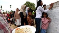Warga antre untuk mengambil makan pagi di dapur umum bencana hidrometeorologi, Desa Raya Dagang, Peusangan, Bireuen, Aceh, Rabu (3/12/2025). Pascabencana hidrometeorologi warga setempat bersama aparatur desa secara swadaya mendirikan dapur darurat di posko-posko pengungsian untuk membantu pemenuhan kebutuhan makanan bagi warga yang terdampak bencana alam di Kabupaten Bireuen. ANTARA FOTO/Irwansyah Putra