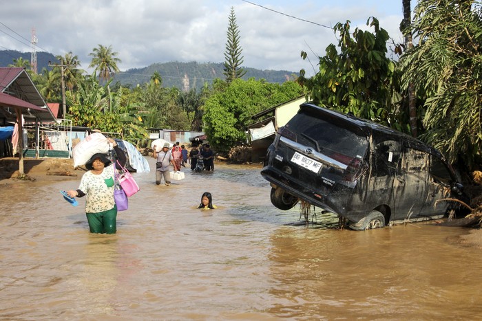 Warga Bantu Warga saat Banjir Sumatra, Netizen: Miris, Bangga, Haru Jadi Satu