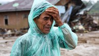 Seorang warga setempat, Abdul Ghani (57 tahun), menangis saat mencari istrinya, Marsoni, yang hilang setelah banjir bandang mematikan di Palembayan, Kabupaten Agam, Provinsi Sumatera Barat, Indonesia, 2 Desember 2025. Bencana hidrometeorologi ini menyebabkan dampak kemanusiaan yang besar. Berdasarkan data dari BNPB hingga Rabu (3/12)) jumlah korban meninggal akibat bencana banjir bandang dan longsor di Provinsi Aceh, Sumatera Utara, dan Sumatera Barat sebanyak 807 jiwa, 647 jiwa orang hilang dan korban luka sebanyak 2.600 jiwa. REUTERS/Willy Kurniawan