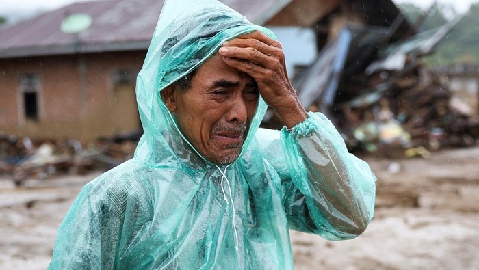 Seorang warga setempat, Abdul Ghani, 57 tahun, menangis saat mencari istrinya, Marsoni, yang hilang setelah banjir bandang mematikan di Palembayan, Kabupaten Agam, Provinsi Sumatera Barat, Indonesia, 2 Desember 2025. REUTERS/Willy Kurniawan