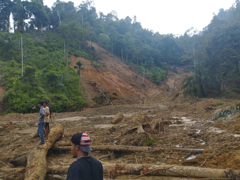 Banjir di Aceh Timur begitu tinggi jika dilihat dari bekas jejak genangan air dan lumpurnya. Hal ini terungkap saat tim gabungan menyalurkan bantuan ke warga. (dok BNPB)