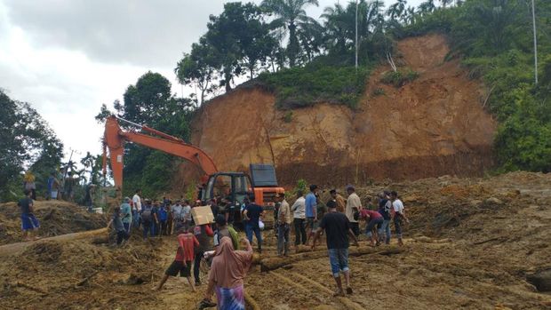 Banjir di Aceh Timur begitu tinggi jika dilihat dari bekas jejak genangan air dan lumpurnya. Hal ini terungkap saat tim gabungan menyalurkan bantuan ke warga. (dok BNPB)