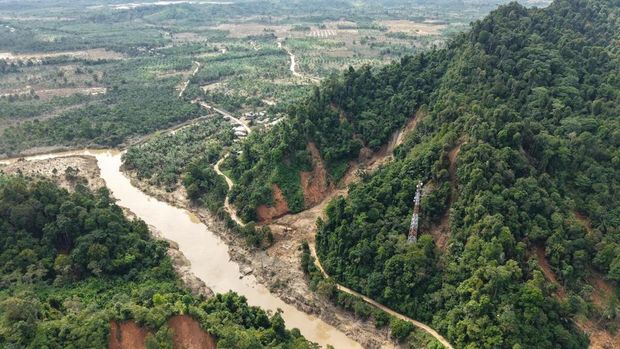 Banjir di Aceh Timur begitu tinggi jika dilihat dari bekas jejak genangan air dan lumpurnya. Hal ini terungkap saat tim gabungan menyalurkan bantuan ke warga. (dok BNPB)